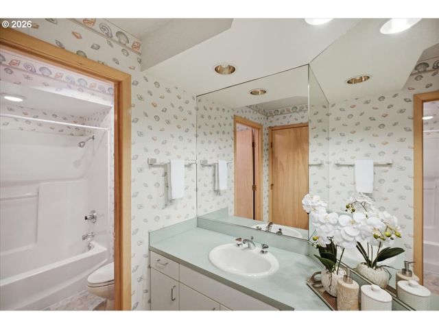 2469 CRESTMONT Cir, Salem, OR 97302
