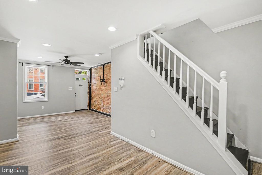 Image 3 of property listing at 111 E FORT AVE, Baltimore, MD 21230