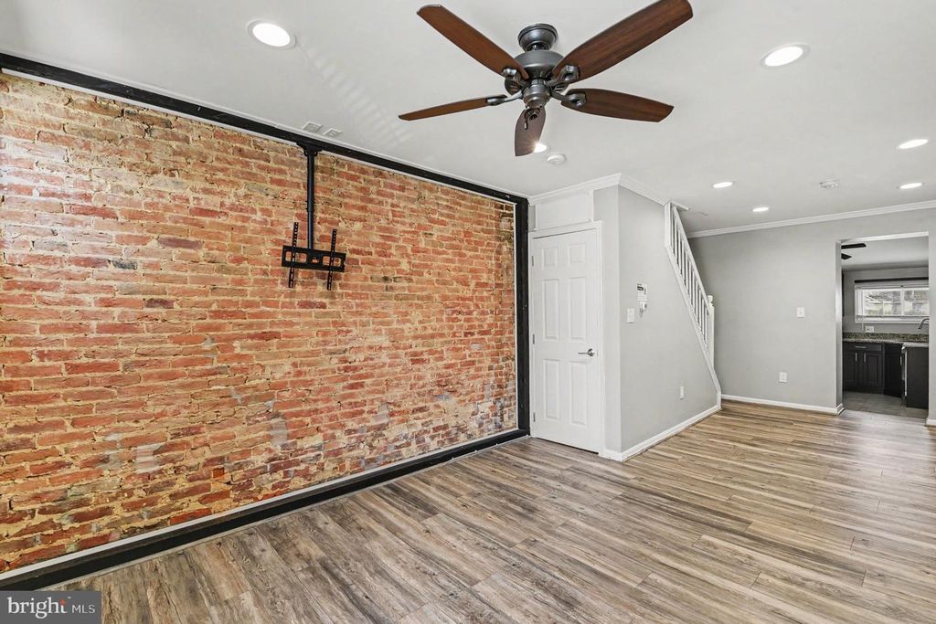 Image 4 of property listing at 111 E FORT AVE, Baltimore, MD 21230