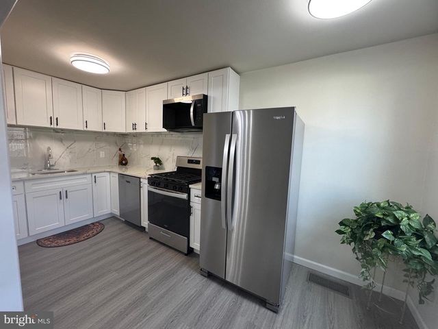 2098 KENT RD, Folcroft, PA 19032