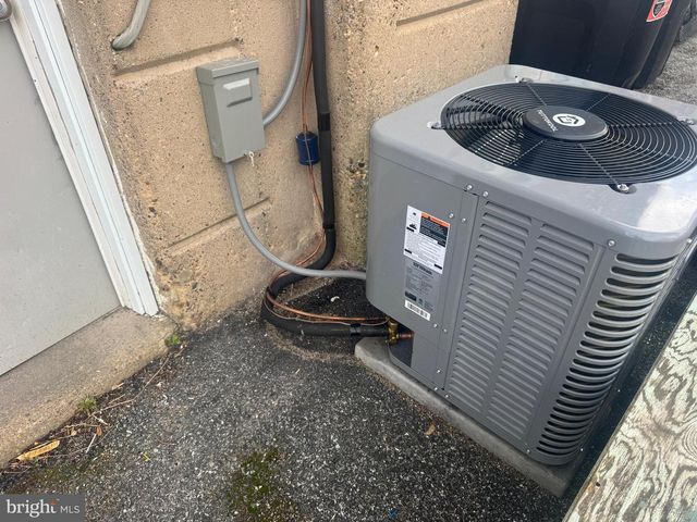 2098 KENT RD, Folcroft, PA 19032