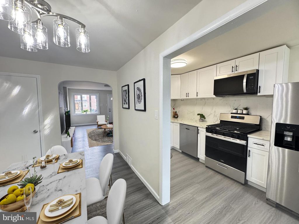 Image 10 of property listing at 2098 KENT RD, Folcroft, PA 19032