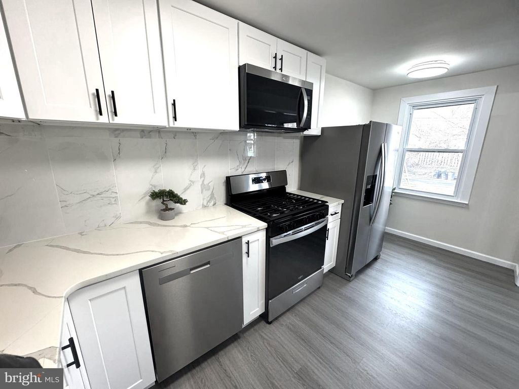 Image 13 of property listing at 2098 KENT RD, Folcroft, PA 19032