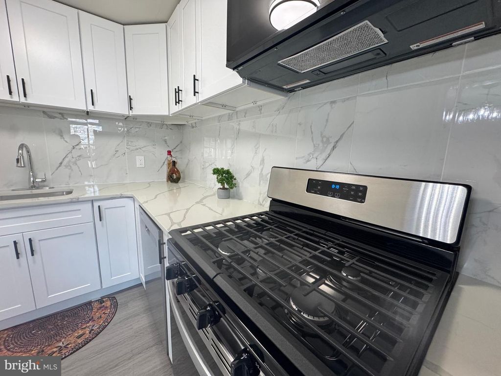 Image 14 of property listing at 2098 KENT RD, Folcroft, PA 19032