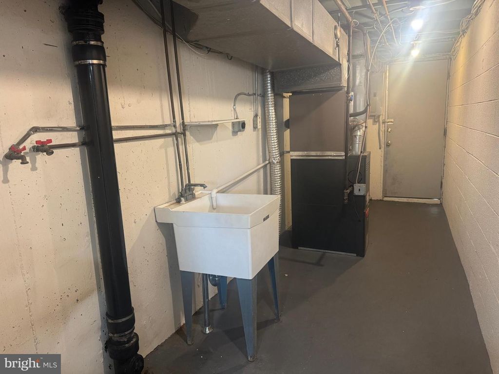 Image 19 of property listing at 2098 KENT RD, Folcroft, PA 19032