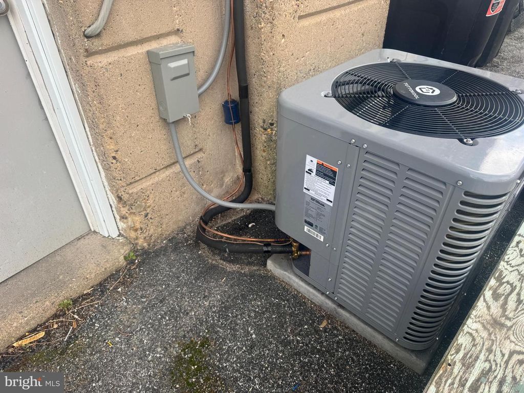 Image 21 of property listing at 2098 KENT RD, Folcroft, PA 19032