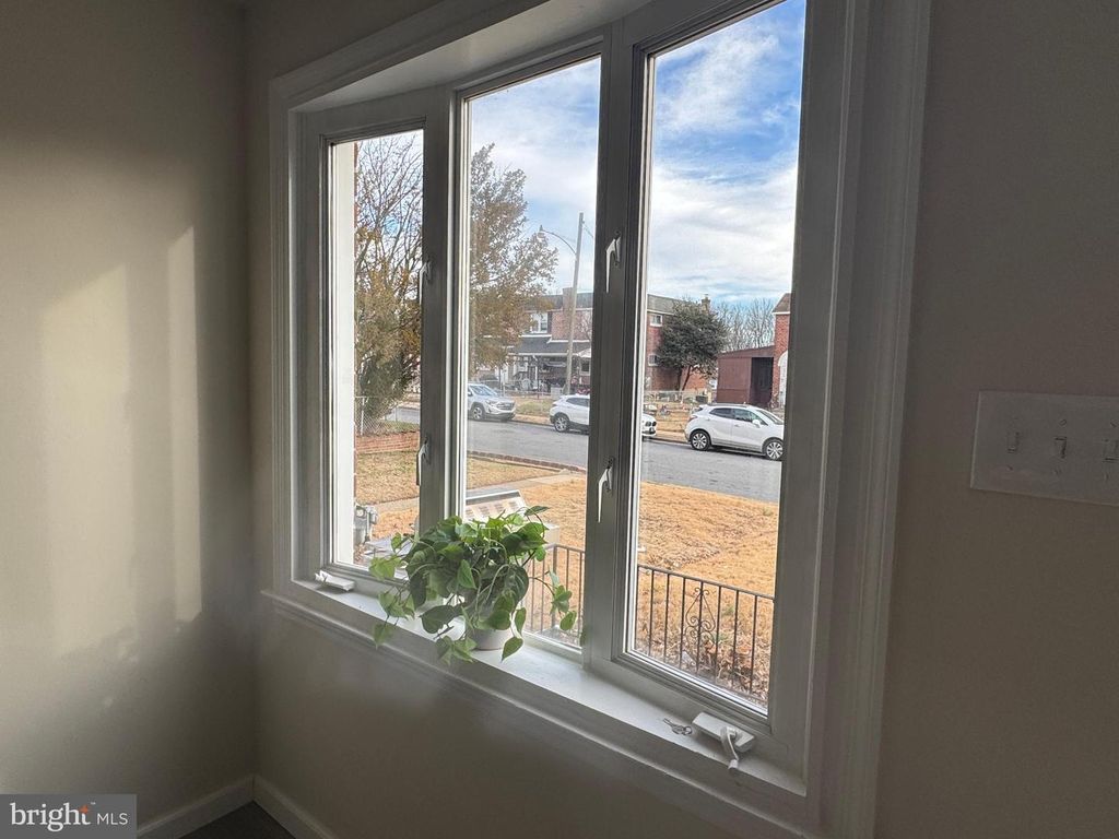 Image 3 of property listing at 2098 KENT RD, Folcroft, PA 19032