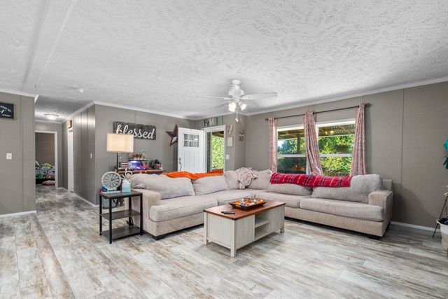 18295 E 1000 Road, Stockton, MO 65785