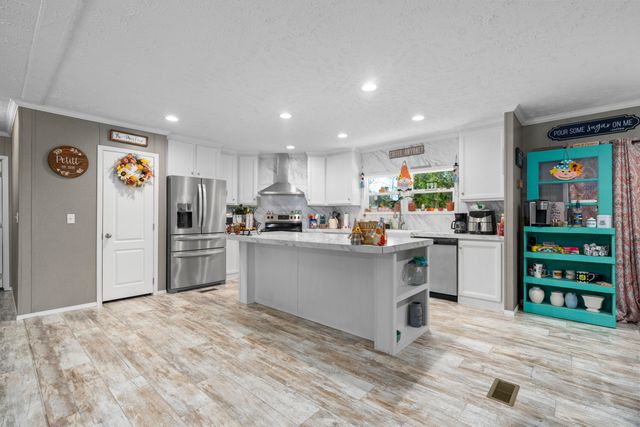 18295 E 1000 Road, Stockton, MO 65785