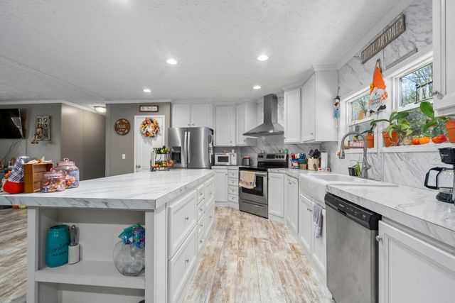 18295 E 1000 Road, Stockton, MO 65785