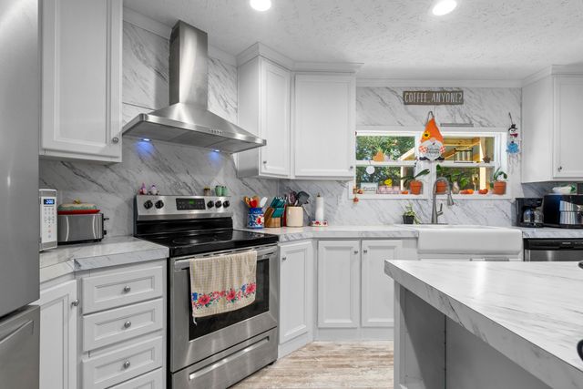 18295 E 1000 Road, Stockton, MO 65785