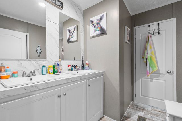 18295 E 1000 Road, Stockton, MO 65785