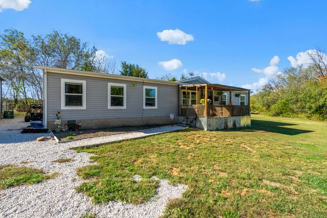 18295 E 1000 Road, Stockton, MO 65785