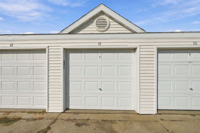 4627 1st Avenue SW 11, Cedar Rapids, IA 52405