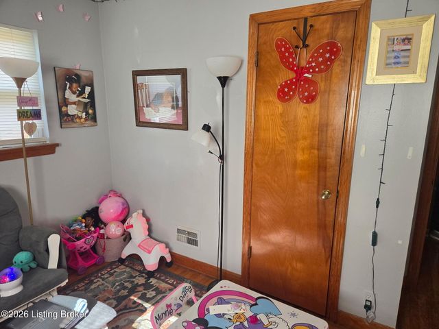 9721 Caven Ave, Louisville, KY 40229