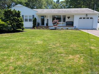 362 Easton Street, Ronkonkoma, NY 11779