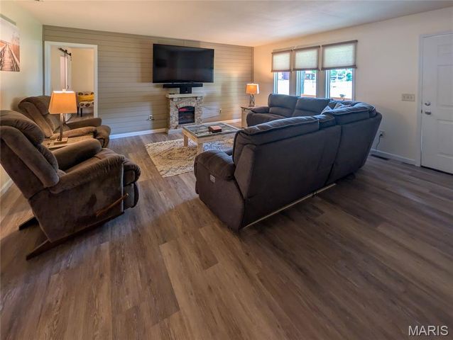 708 Riviera Circle, Edwardsville, IL 62025