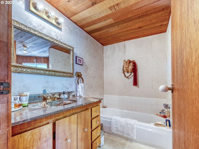 32018 CAMAS SWALE Rd, Creswell, OR 97426
