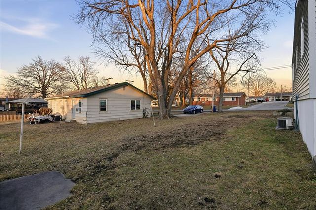 200 SW 7th Street, Oak Grove, MO 64075