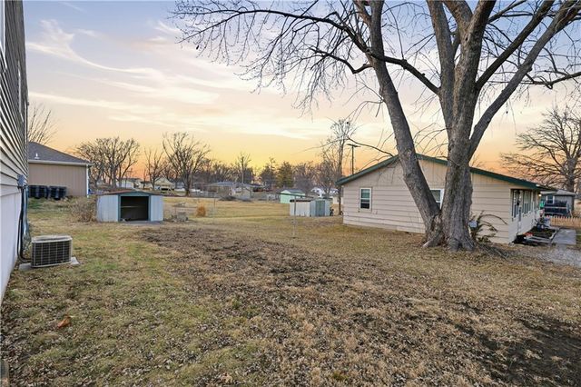 200 SW 7th Street, Oak Grove, MO 64075