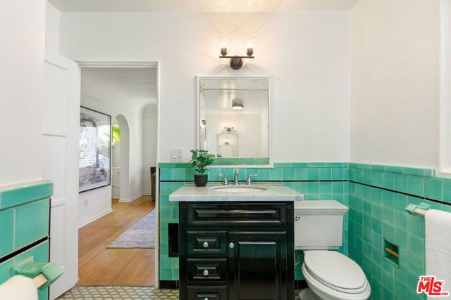 1110 Hi Point Street, Los Angeles, CA 90035