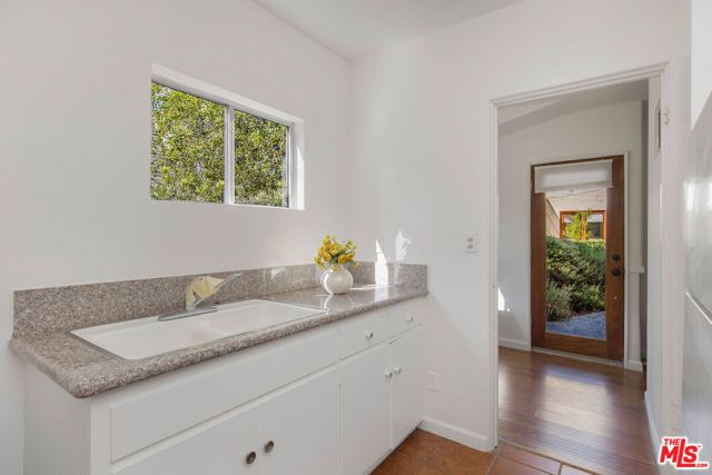 1110 Hi Point Street, Los Angeles, CA 90035