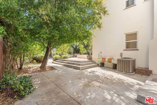 1110 Hi Point Street, Los Angeles, CA 90035