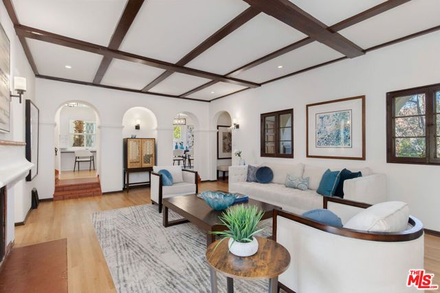 1110 Hi Point Street, Los Angeles, CA 90035