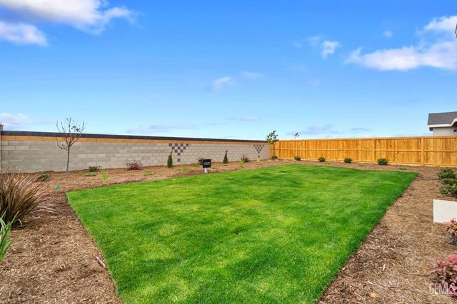 3833 Hickory Village Lane, Shafter, CA 93263