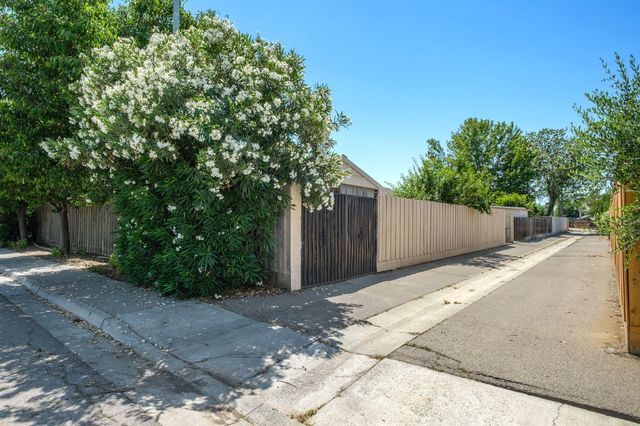 159 W Lindquist Street, Kingsburg, CA 93631