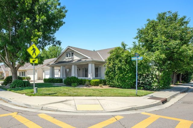 159 W Lindquist Street, Kingsburg, CA 93631