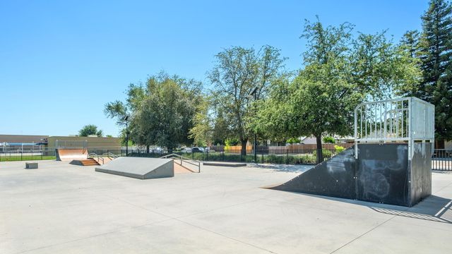 159 W Lindquist Street, Kingsburg, CA 93631