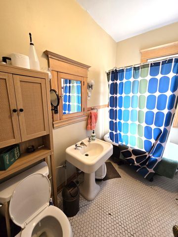 2209 Pleasant Avenue, Minneapolis, MN 55404