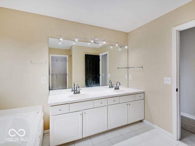 11757 Ledgestone Circle, Fishers, IN 46037