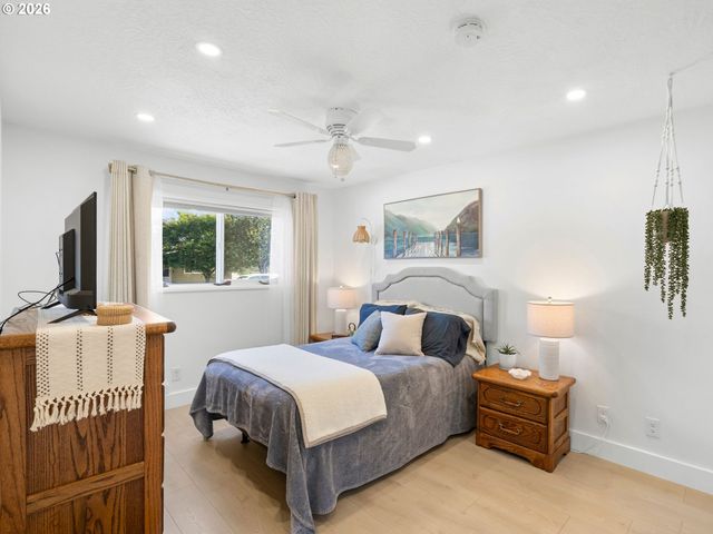 17126 Se TAYLOR St, Portland, OR 97233