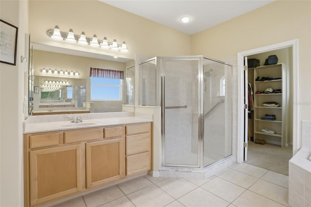 Image 22 of property listing at 14180 ISLAMORADA DRIVE, Orlando, FL 32837