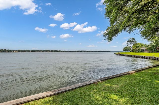 62 April Point Drive N, Conroe, TX 77356