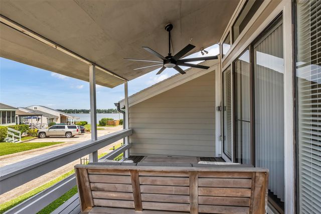 62 April Point Drive N, Conroe, TX 77356