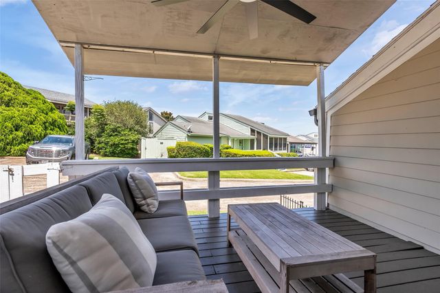 62 April Point Drive N, Conroe, TX 77356