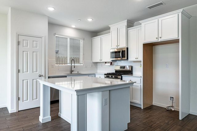 6538 E Lamona Avenue, Fresno, CA 93727