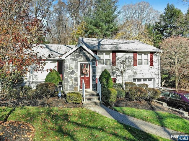 9 Lockwood Lane, Closter, NJ 07624