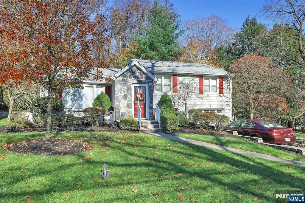 9 Lockwood Lane, Closter, NJ 07624