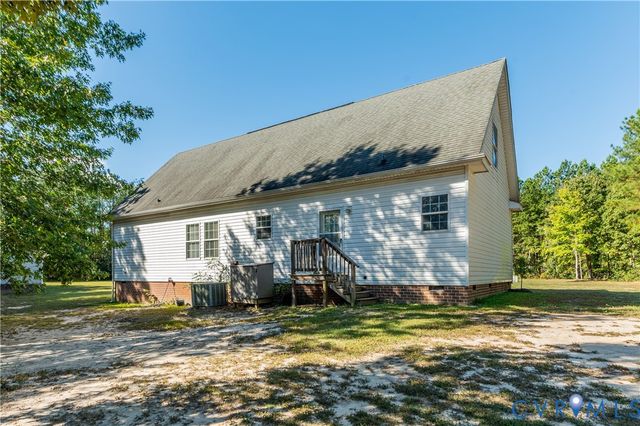 180 Mechams Cove Rd, Topping, VA 23169