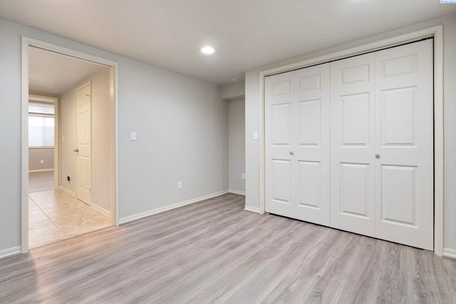 78 Whitten, Richland, WA 99354