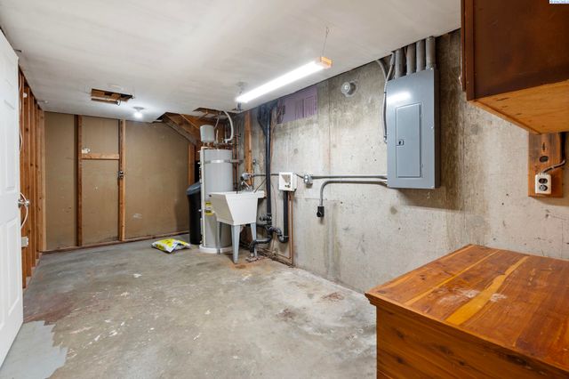 78 Whitten, Richland, WA 99354