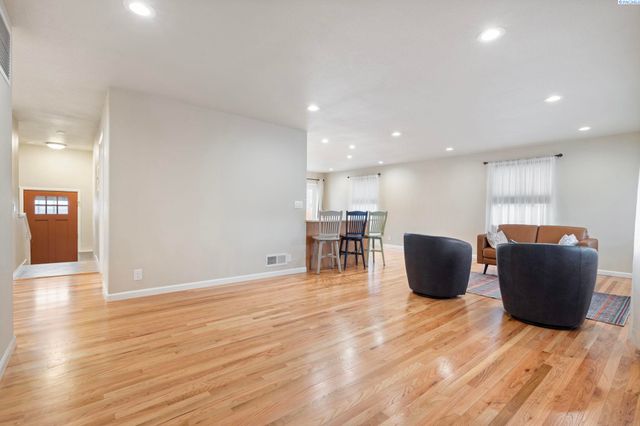 78 Whitten, Richland, WA 99354