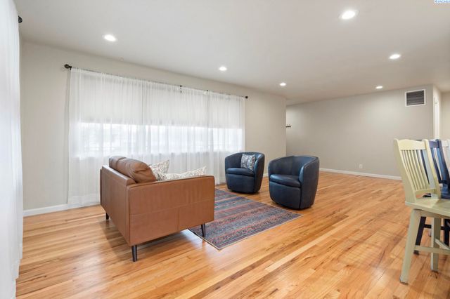 78 Whitten, Richland, WA 99354