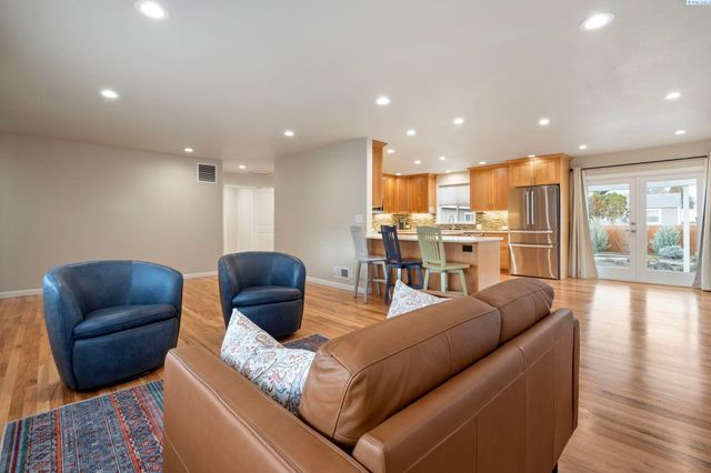 78 Whitten, Richland, WA 99354