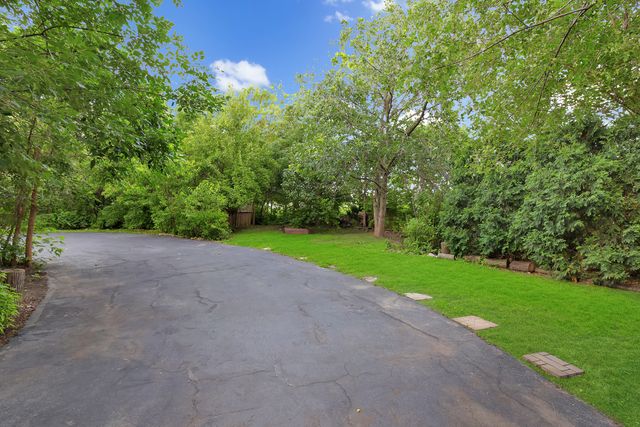 307 Blackstone Avenue, Willow Springs, IL 60480