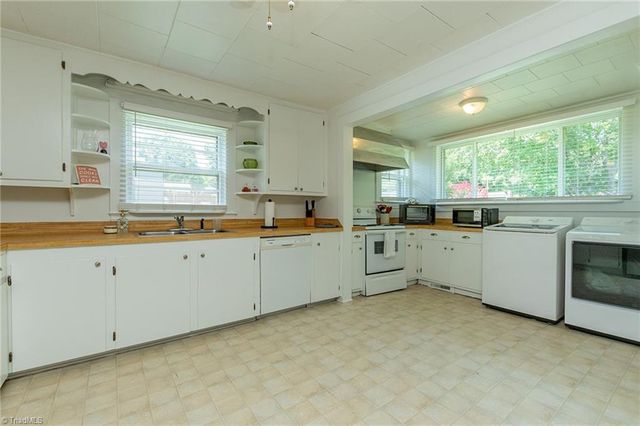 606 3rd Avenue, Mayodan, NC 27027
